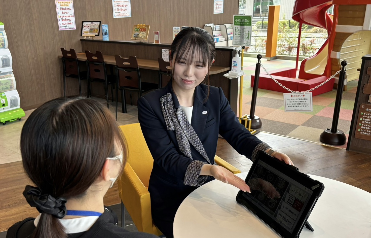 心からの接客と正確な事務で顧客とスタッフを支えています